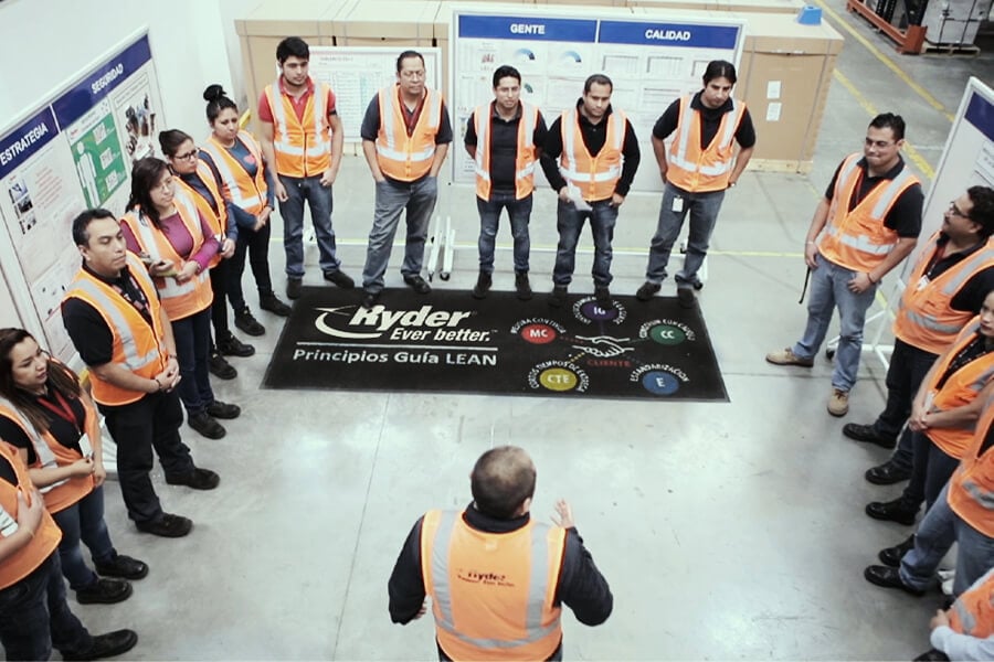 Un gerente de Ryder dando instrucciones a su equipo.