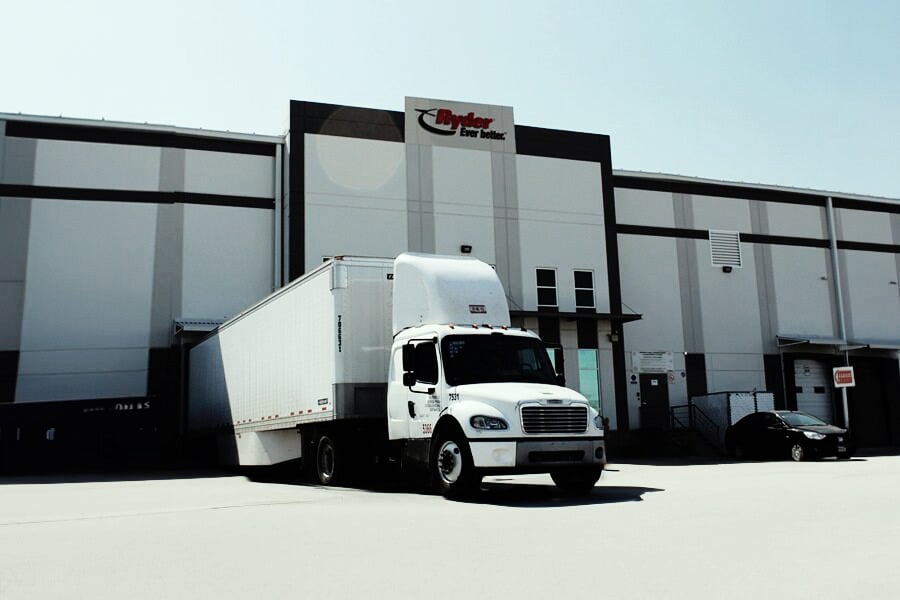 Administración de Transporte commercial truck at docking