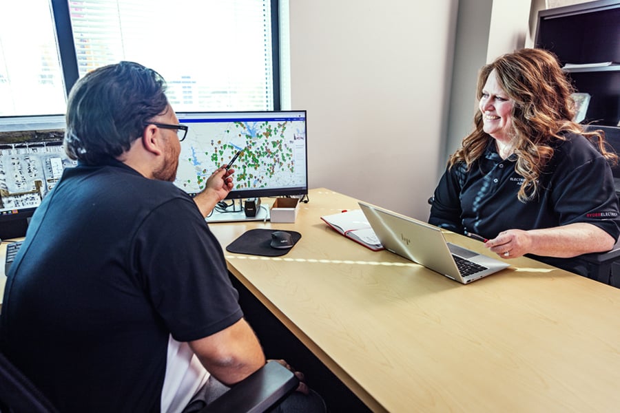 A Ryder representative creating a personalized fleet plan with a customer A Ryder representative creating a personalized fleet plan with a customer