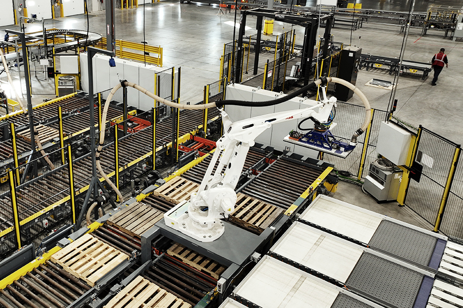 Robotic automation system moving goods in a Ryder warehouse Robotic automation system moving goods in a Ryder warehouse