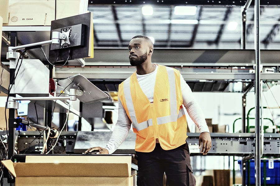 A Ryder warehouse employee using Rydershare to automate logistics tasks A Ryder warehouse employee using Rydershare to automate logistics tasks