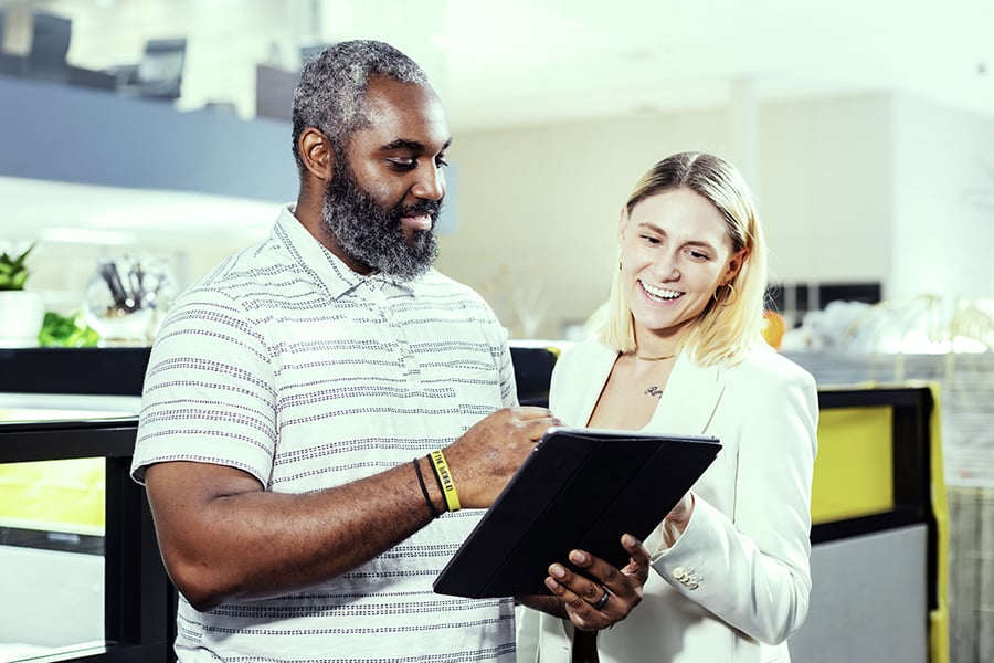 A Ryder employee helping a customer integrate Rydershare with their business technology A Ryder employee helping a customer integrate Rydershare with their business technology