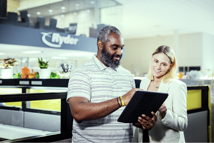 Ryder transpotation management employees collaborating Ryder transpotation management employees collaborating