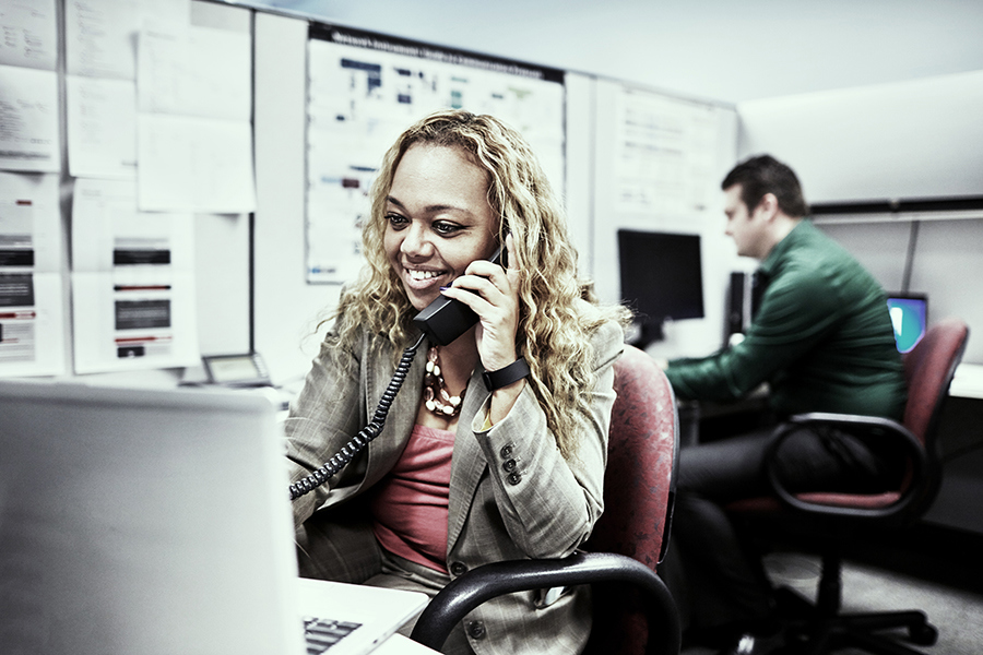 Ryder financial analyst speaking with a customer on the phone Ryder financial analyst speaking with a customer on the phone
